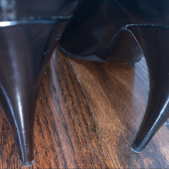 Louis Vuitton Black Pointed Toe Perforated Pumps - Picture 7 of 10